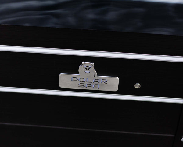 nærmynd af polarspa logoi á marmara bláum heita potti 1500L