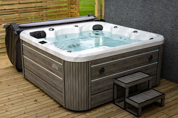 1000L rafmagnspottur á palli með tröppum og loki til hliðar marmara hvítur polarspa