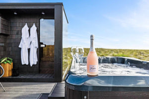 heita pottur polarspa í spa með freyðivín náttúru og sloppa í bakgrunn